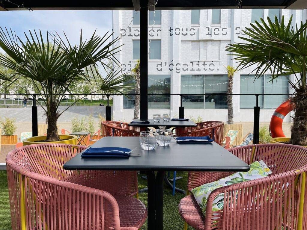 Terrasse KAYWER, tables et végétation